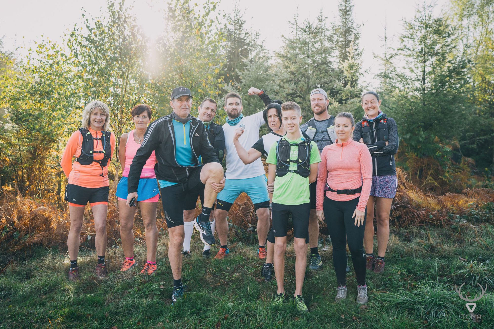 Groupe de randonneurs et traileurs de Guide Rando Trail dans la forêt de Gaume, à l'automne