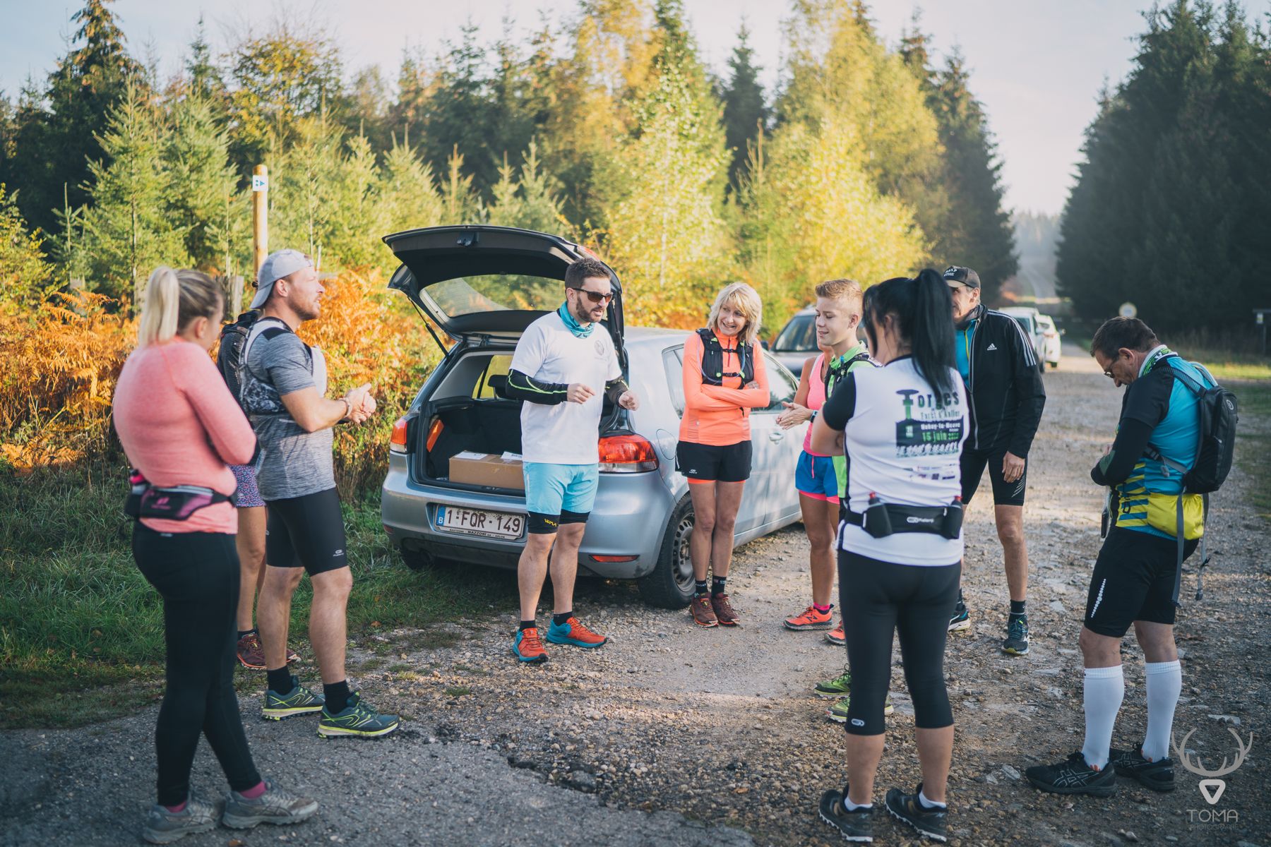 Départ d'une sortie trail guidée sur un chemin forestier